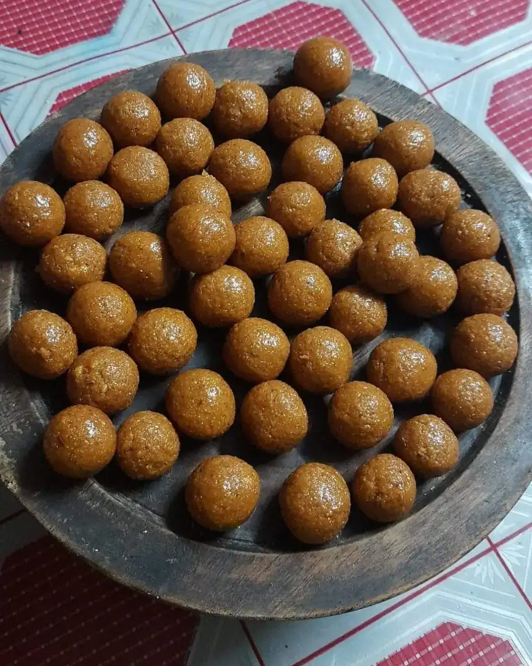 মন ভরানো গুড় নারকেলের নাড়ু