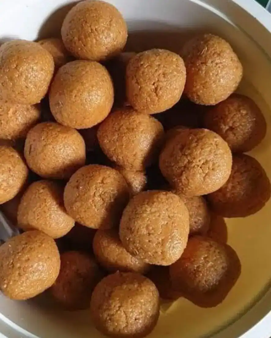 দোকানের প্যাকেট নাড়ু বনাম ঘরোয়া নাড়ু